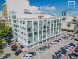 A building with many cars parked on the side of it.