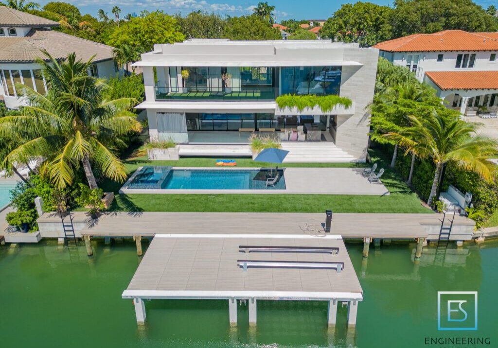 A large house with a dock in the middle of it